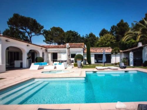 Splendide Villa avec Piscine Fitness in Le Cannet
