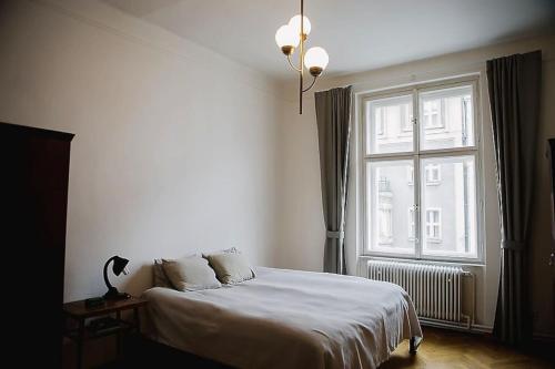 Stylish and unique 2 bedroom flat with balcony in Letna, Прага (фото 2)
