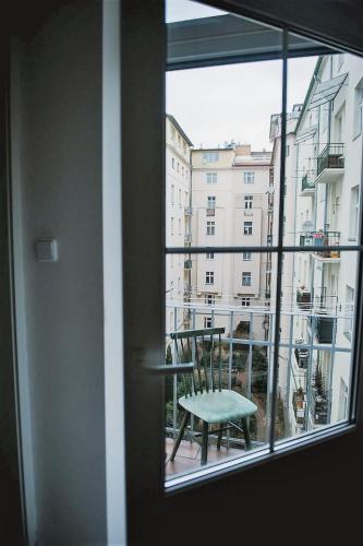Stylish and unique 2 bedroom flat with balcony in Letna, Прага (фото 6)