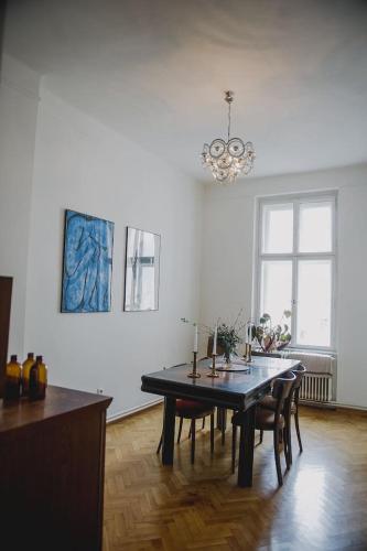 Stylish and unique 2 bedroom flat with balcony in Letna, Прага (фото 4)