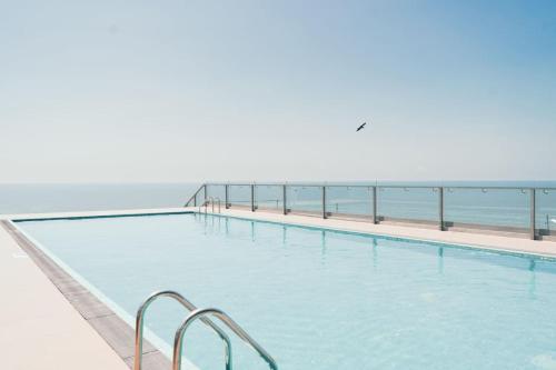 Beachside Studio with King Bed, Rooftop Pool Gym, Negombo (photo 3)