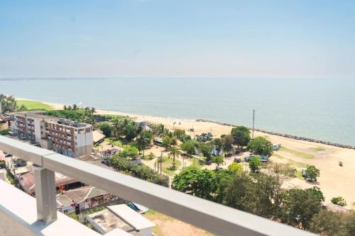 Beachside Studio with King Bed, Rooftop Pool Gym, Negombo (photo 4)