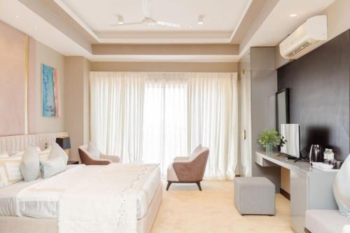 Beachside Studio with King Bed, Rooftop Pool Gym, Negombo (photo 7)