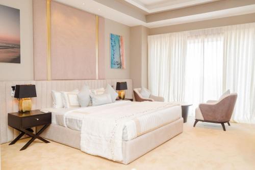 Beachside Studio with King Bed, Rooftop Pool Gym, Negombo (photo 8)