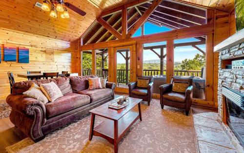 Sawmill Lodge: Hot Tub, Theater, Putt Putt & Views in Wears Valley (TN)