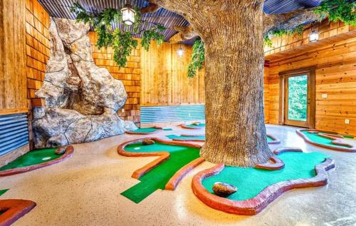 Sawmill Lodge: Hot Tub, Theater, Putt Putt & Views in Wears Valley (TN)