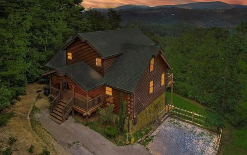 Sawmill Lodge: Hot Tub, Theater, Putt Putt & Views in Wears Valley (TN)
