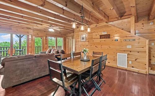 Sawmill Lodge: Hot Tub, Theater, Putt Putt & Views in Wears Valley (TN)