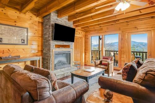 Sawmill Lodge: Hot Tub, Theater, Putt Putt & Views in Wears Valley (TN)