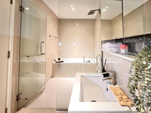 Stylish Modern 1BR - Ultra Fast Wifi - BTS Phrom Phong, Бангкок (фото 10)