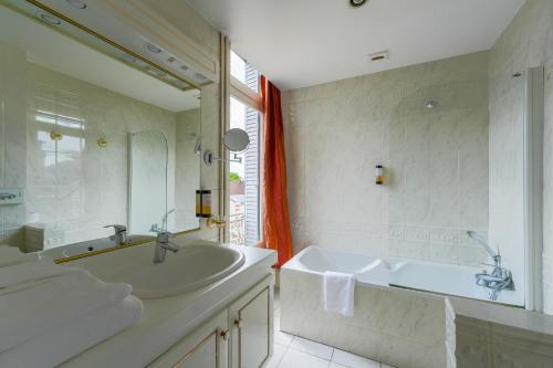 Badezimmer, Hotel Les Marechaux in Auxerre