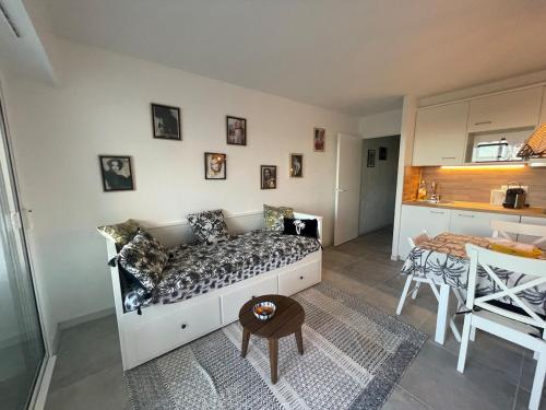 Studio with port view terrace with AC near Bistro Teatro
