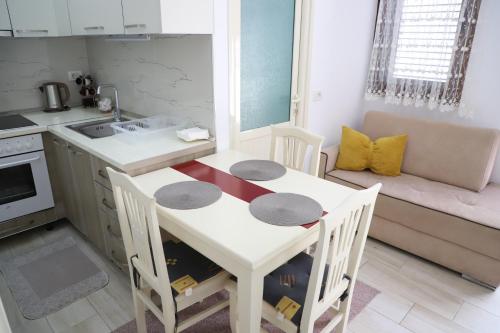 One-Bedroom Apartment image 9
