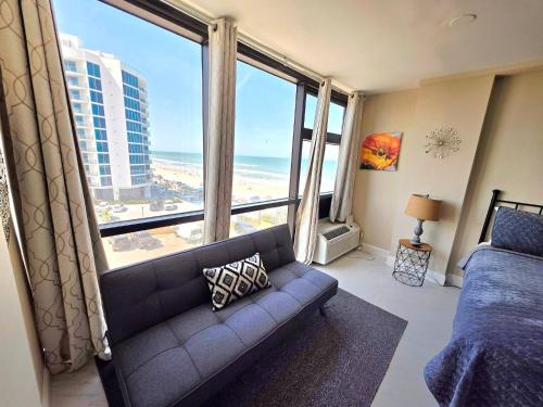 2 queen bed studio w/kitchenette, pool, tiki bar, Daytona Beach