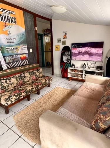 Shared lounge/TV area, WATERMAN Surf Camp Hospedagem e Escola de Surf, Kitesurf, SUP em Florianopolis in Joaquina Beach