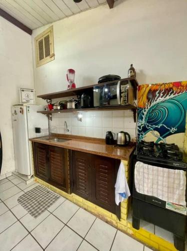 Kitchen, WATERMAN Surf Camp Hospedagem e Escola de Surf, Kitesurf, SUP em Florianopolis in Joaquina Beach