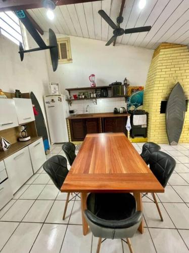 Kitchen, WATERMAN Surf Camp Hospedagem e Escola de Surf, Kitesurf, SUP em Florianopolis in Joaquina Beach