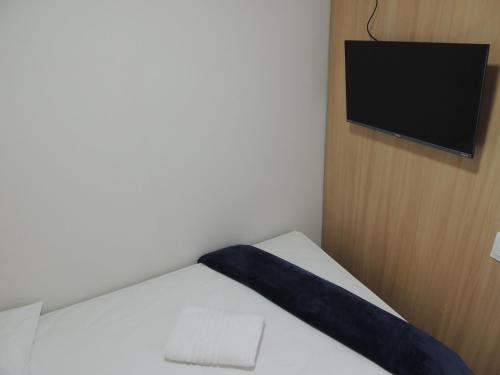 Standard Single Room with Shared Bathroom image 9