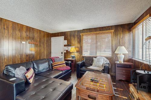Meadow-Front Metcalf Bay Gem in Big Bear Lake, USA