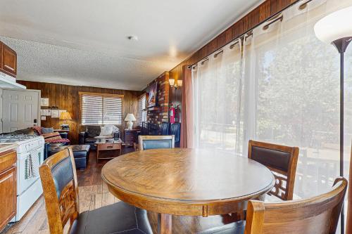 Meadow-Front Metcalf Bay Gem in Big Bear Lake, USA