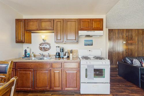 Meadow-Front Metcalf Bay Gem in Big Bear Lake, USA