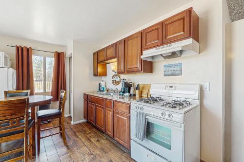 Meadow-Front Metcalf Bay Gem in Big Bear Lake, USA