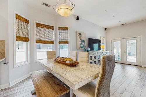 Captain Morgan's - Crystal Beach Subdivision near Beach Walk at Henderson Park Inn