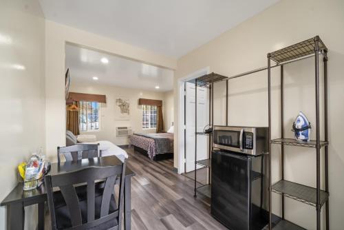 24 Hours Motel – Los Angeles, CA