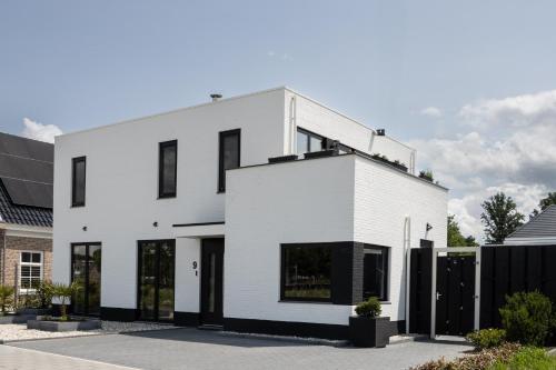 Exterior view, The White House Apartment in Tholen
