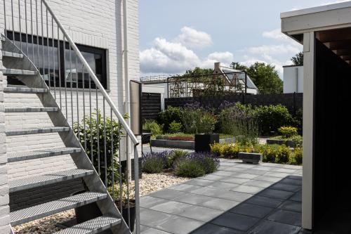 Exterior view, The White House Apartment in Tholen