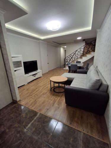 Yerevan Nar-Dos, Erevan