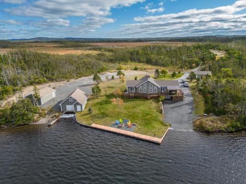 . The Bluebird Cottage Lake Front 4Bdrms
