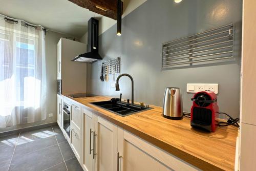 Fasiliti, L'Atelier - By BEST KEYS - Duplex Haut de Gamme - Entierement Climatise - Centre-Ville - Netflix & W in Sens