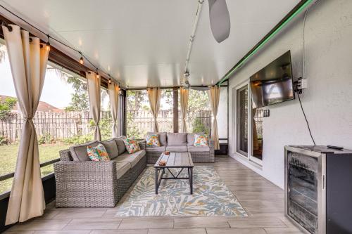 3 Mi to Sawgrass Mills: Home w/ Lanai & Game Area – khách sạn tại Sunrise