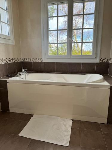 Баня, Villa Relax avec Piscine Privée à 90 min de Paris (Villa Relax avec Piscine Privee a 90 min de Paris) in Ervauville
