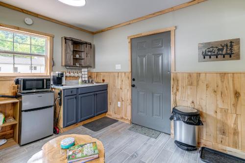 Virginia Nature Escape! Cozy Covington Cabin in White Sulphur Springs
