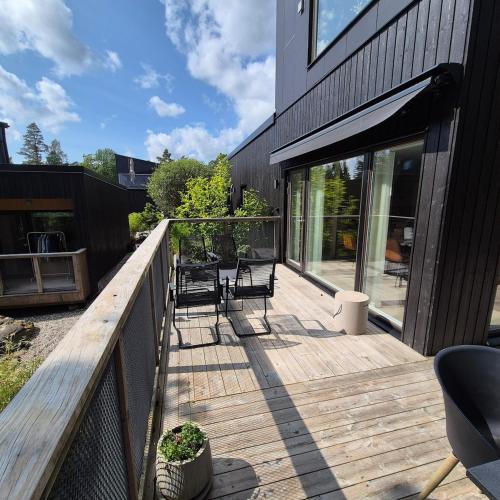 Large modern house with a hot tub in เลรูม