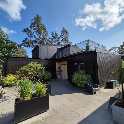 Large modern house with a hot tub in เลรูม