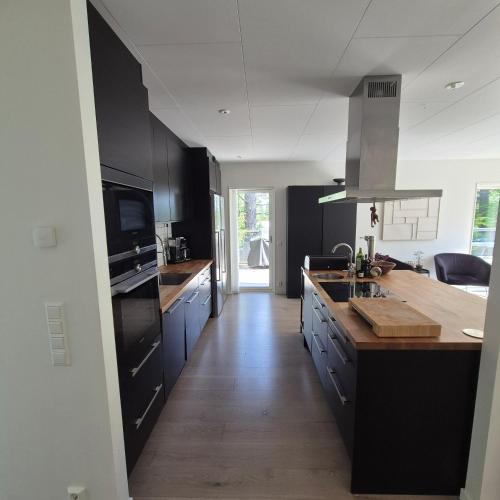 Large modern house with a hot tub in เลรูม