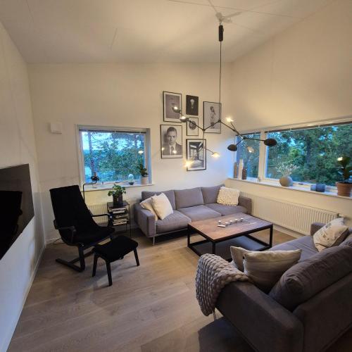 Large modern house with a hot tub in เลรูม