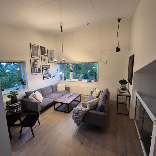 Large modern house with a hot tub in เลรูม
