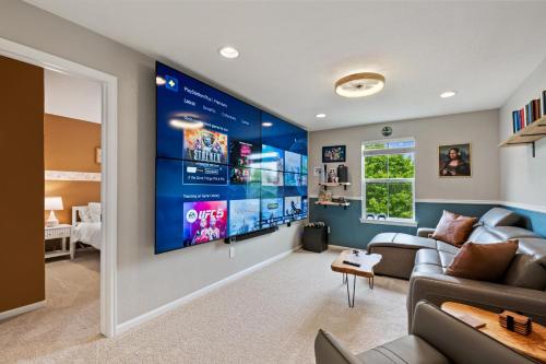 Large home, Fenced in Back Yard, Cathedral Ceiling image
