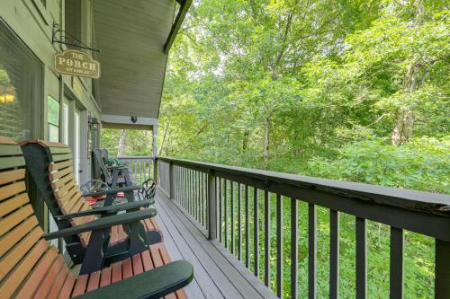 Return to Eden Cabin with Hot Tub 4 Mi to Dollywood in Sevierville, USA
