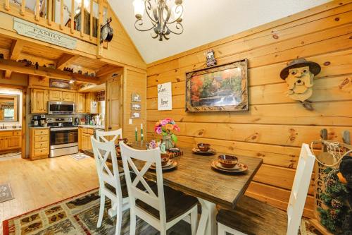 Return to Eden Cabin with Hot Tub 4 Mi to Dollywood in Sevierville, USA