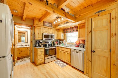 Return to Eden Cabin with Hot Tub 4 Mi to Dollywood in Sevierville, USA
