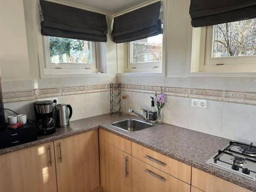Cozy Guesthouse 15 min Amsterdam Haarlem Zandvoort in Haarlemmermeer