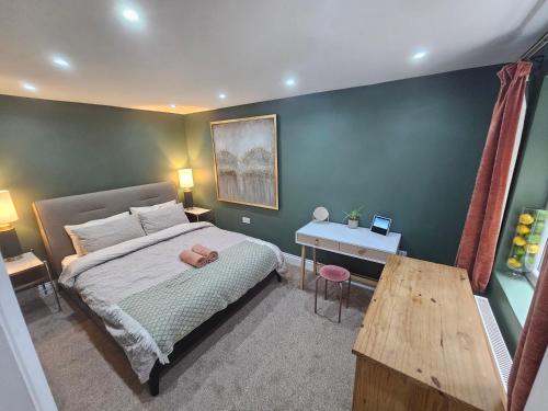 StayZen Apartments - Private Garden & Free Parking Ground Floor Central Woking - Business & Leisure in Woking