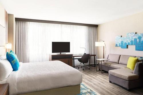 King Studio with Sofa Bed - Hearing Accessible