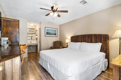 The Claire Hotel Room Type - Standard King Room