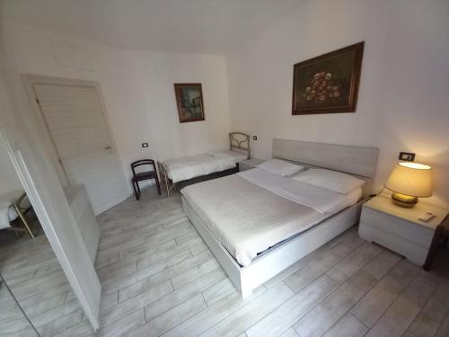 1 king bed, 1 twin bed, 2 sofa beds